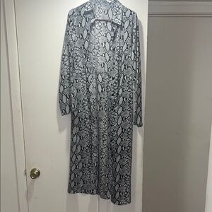Pre-owned Very Beautiful  Gray Snake Print Long Dress/Cardigan Size Large